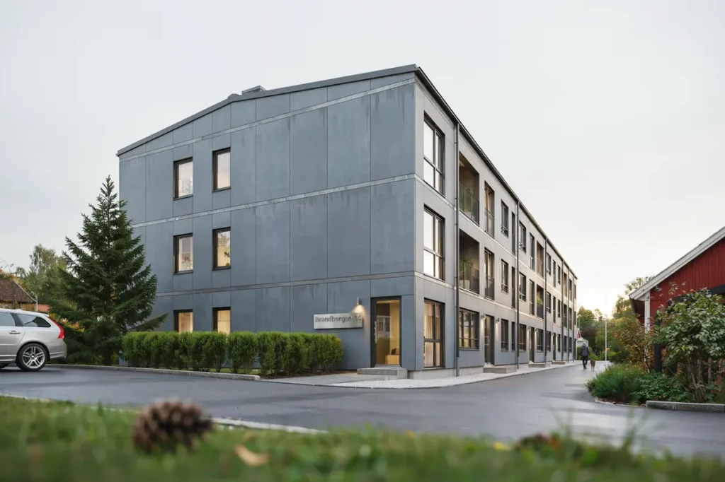 pl tfasad p flerbostadshus bl strad och rostskyddsm lad i brandbergen haninge